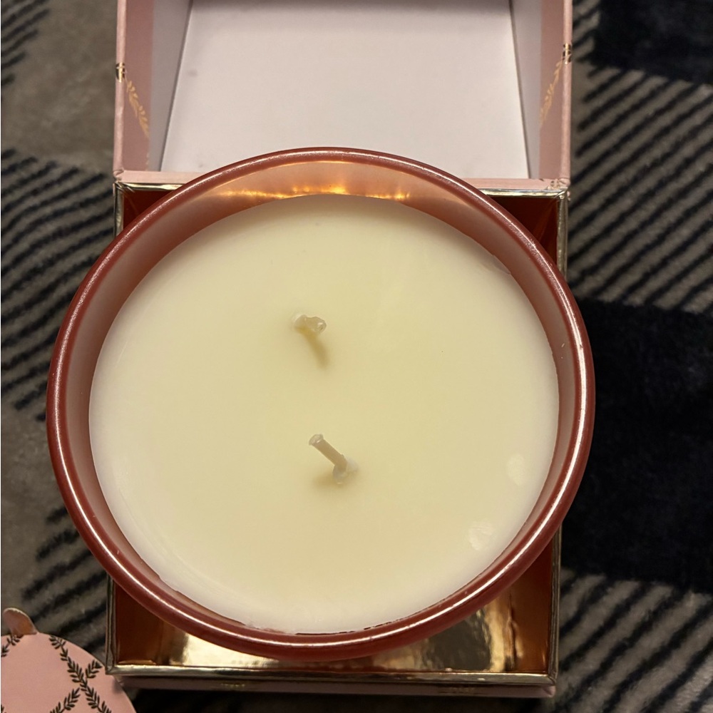 Laura Ashley 14 Oz Candle Pink and Gold Decorative Box (Golden Bloom) - Picture 4 of 7